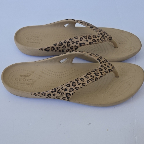 CROCS Sandals Thongs with Leopard Print Size 10 Comfort Summer Shoes - Picture 1 of 7